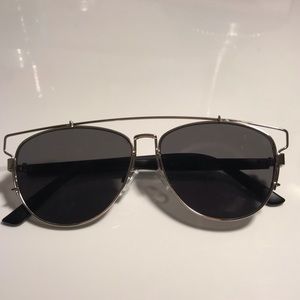 Black and silver aviator style sunglasses